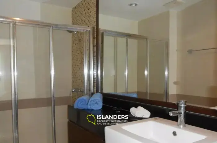 Condo de 2 chambres avec vue sur la piscine à vendre à Arisara Place
