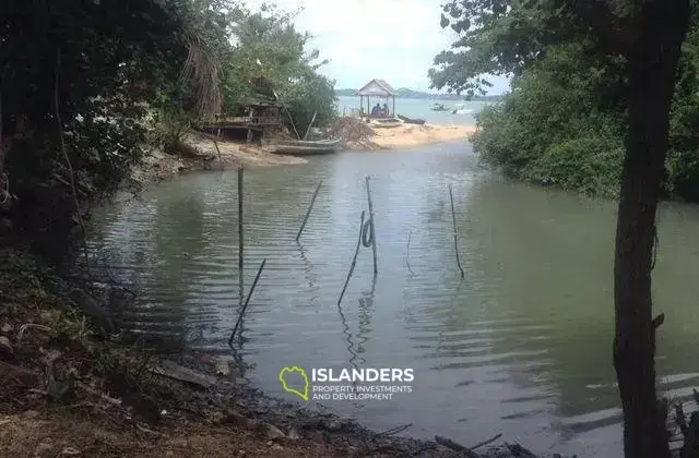 Земля к с видом на канал и море в Маенаме