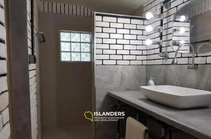 Casa de 2 habitaciones en alquiler en Bang Rak
