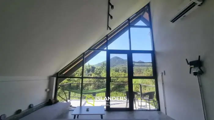 Komplex aus 3 A-Frame-Häusern. Maduawan-Gebiet
