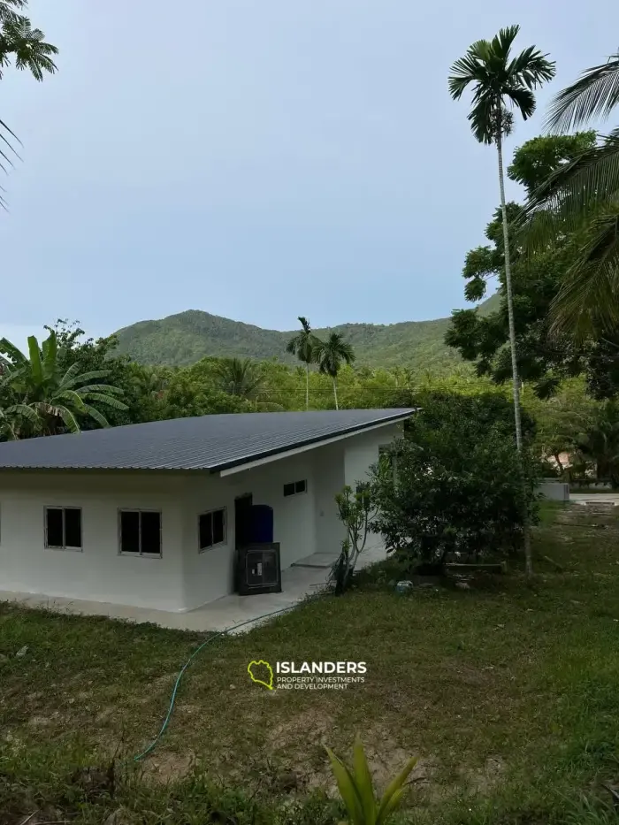 Paquete de propiedad completo en Chaloklum: 3,3 Rai con casa parcialmente vallada y vistas a la montaña
