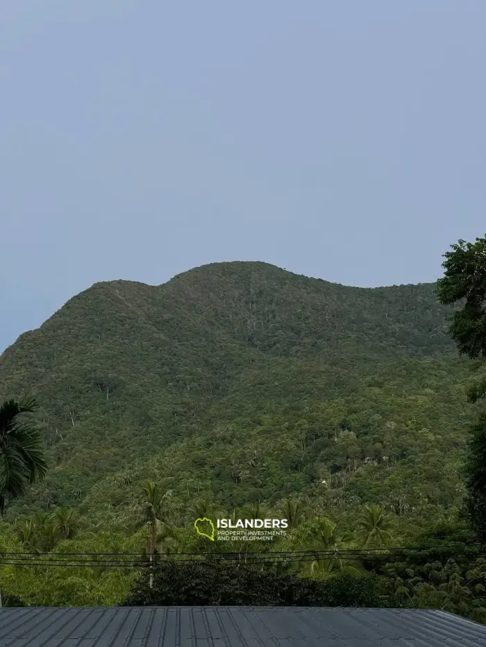Paquete de propiedad completo en Chaloklum: 3,3 Rai con casa parcialmente vallada y vistas a la montaña