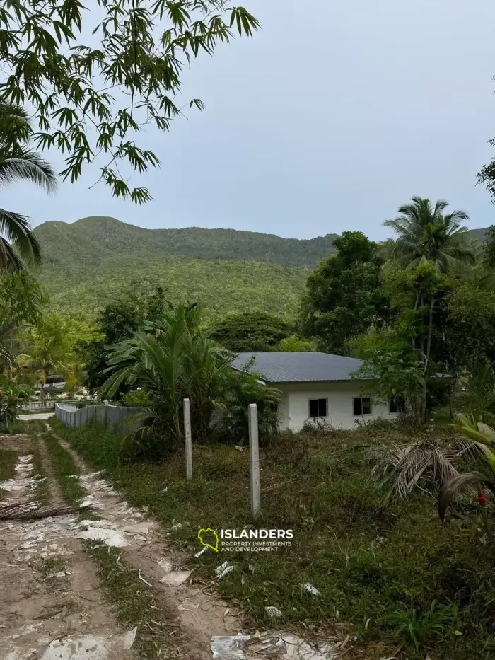 Paquete de propiedad completo en Chaloklum: 3,3 Rai con casa parcialmente vallada y vistas a la montaña