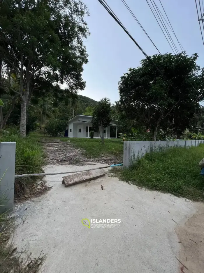 Paquete de propiedad completo en Chaloklum: 3,3 Rai con casa parcialmente vallada y vistas a la montaña