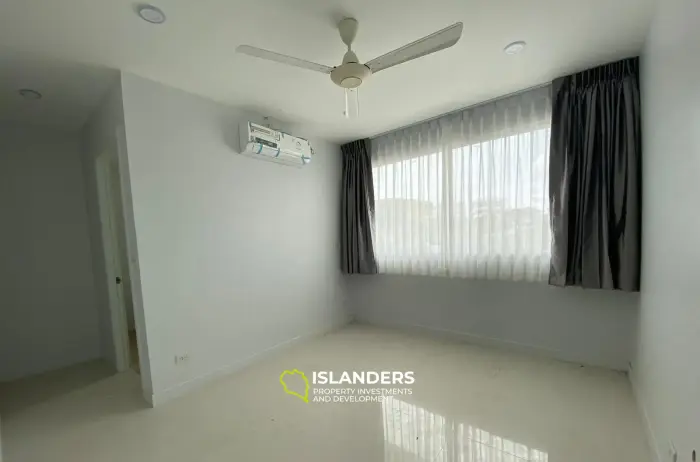 5 Bedrooms Sea View Villa for Sale in Plai Laem