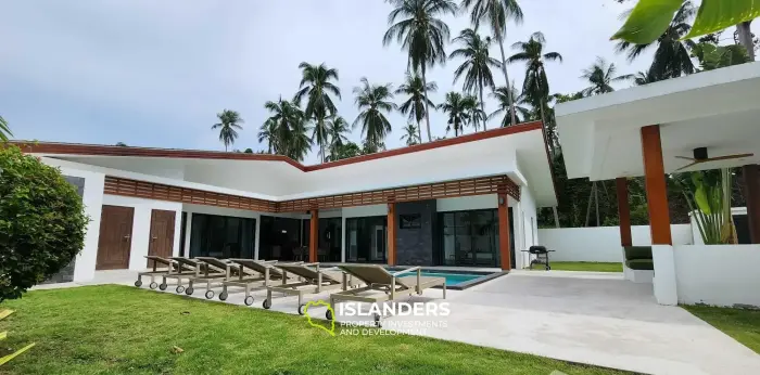 Quiet Oasis in Lamai Corner Villa on Large Land Plot for Sale