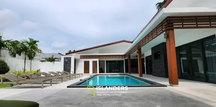 Quiet Oasis in Lamai Corner Villa on Large Land Plot for Sale