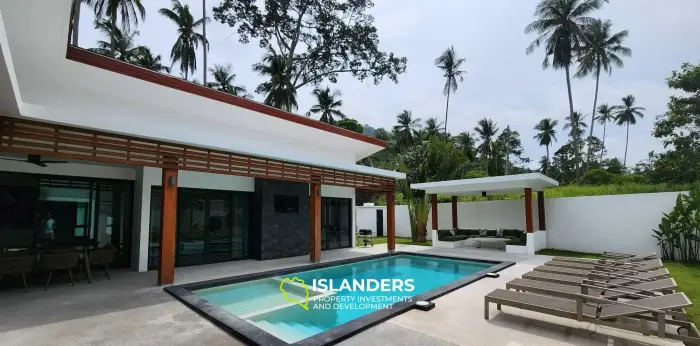Quiet Oasis in Lamai Corner Villa on Large Land Plot for Sale