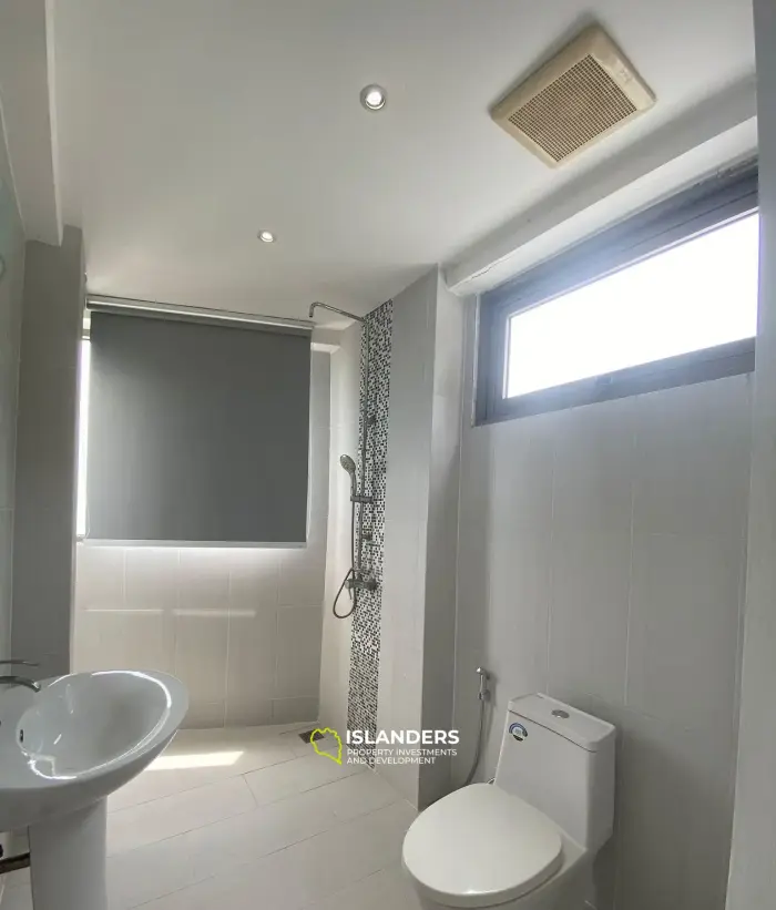 فيلا ذات تصميم فريد من نوعه مكونة من 5 غرف نوم مطلة على المحيط بجانب الجرف
