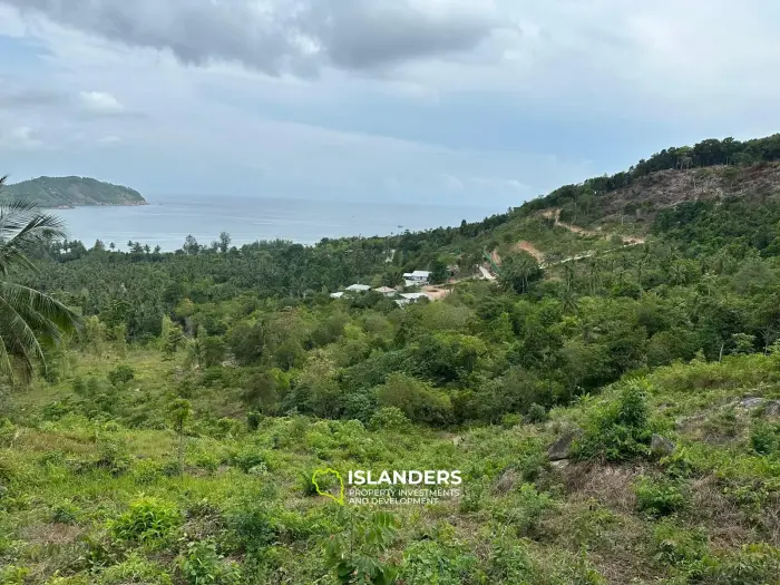समुद्र के मनमोहक दृश्यों के साथ चालोकलुम पहाड़ी की चोटी पर स्थित भूखंड