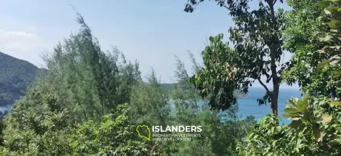 Abgeschiedenes Grundstück mit Meer- und Bergblick in der Bucht von Chaloklum