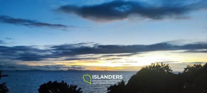 Coucher de soleil incroyable sur un véhicule maritime au sommet des collines de Haad Yao
