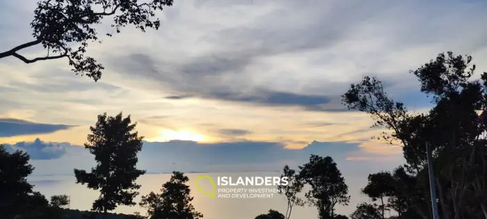 Coucher de soleil incroyable sur un véhicule maritime au sommet des collines de Haad Yao