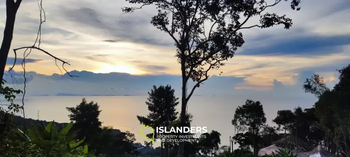 Coucher de soleil incroyable sur un véhicule maritime au sommet des collines de Haad Yao