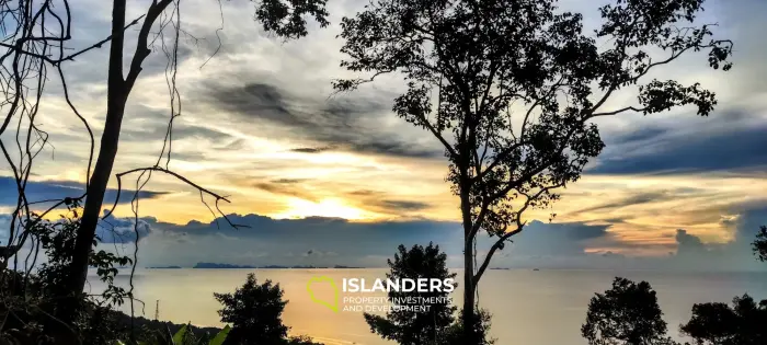 Coucher de soleil incroyable sur un véhicule maritime au sommet des collines de Haad Yao