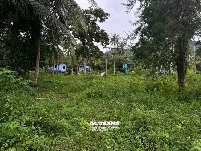 Terrain spacieux à Ban Nai Suan : endroit idéal pour votre maison