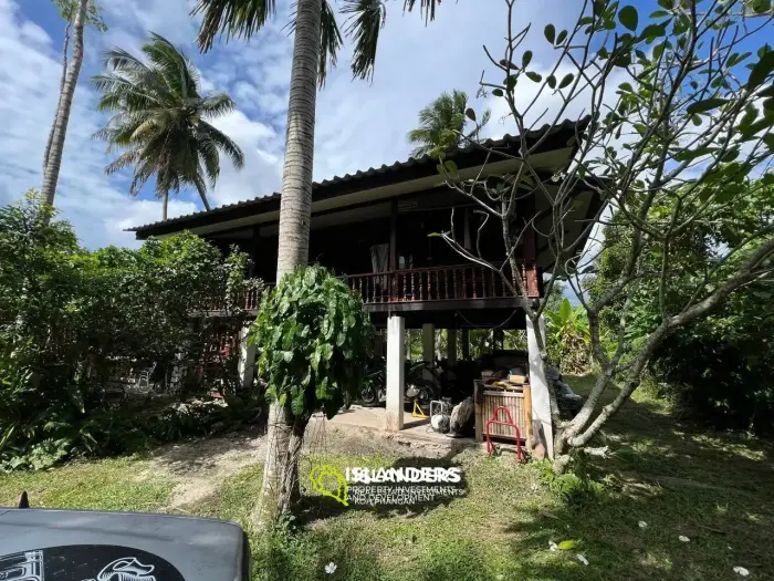 Mountain Retreat: Grundstück mit 2344 m² Land und 3 fertigen Häusern