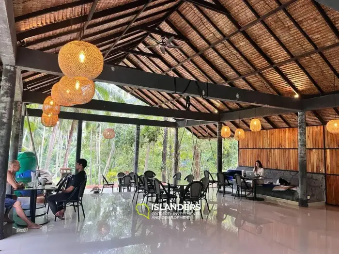 ร้านอาหารเปิดโล่งอันเป็นเอกลักษณ์ใน Madeua Wan 