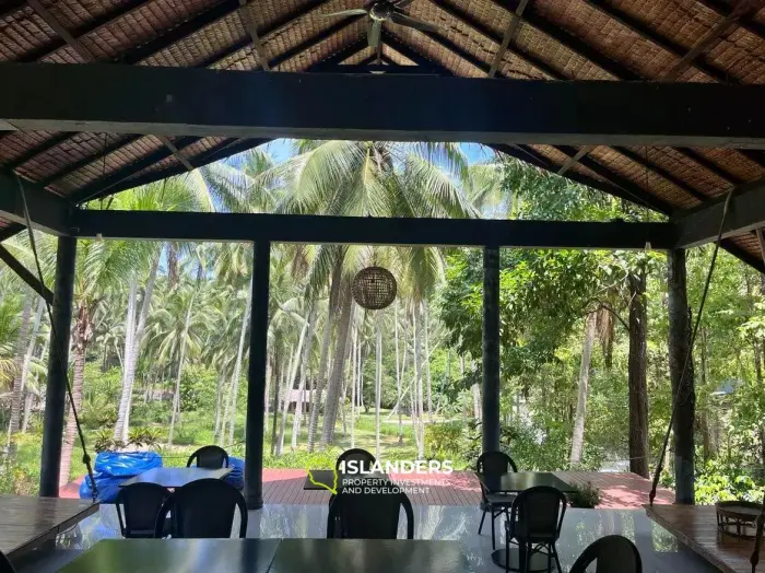 ร้านอาหารเปิดโล่งอันเป็นเอกลักษณ์ใน Madeua Wan 