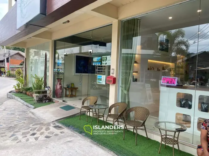 Beautiful large front display glass windows in Ban Tai 