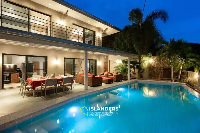 Villa avec piscine de 4 chambres et vue sur la mer