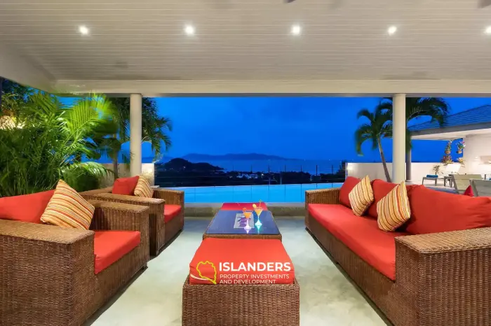 Villa avec piscine de 4 chambres et vue sur la mer
