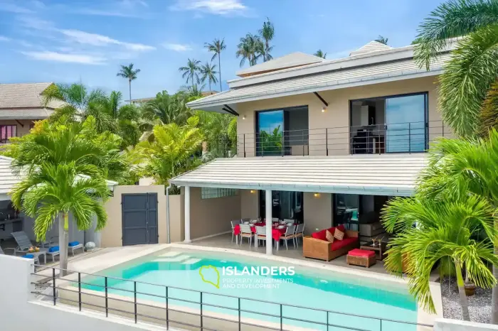 Villa avec piscine de 4 chambres et vue sur la mer