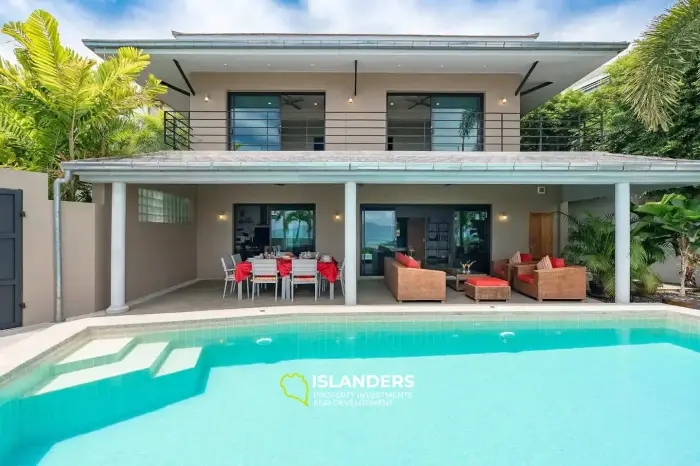Villa avec piscine de 4 chambres et vue sur la mer