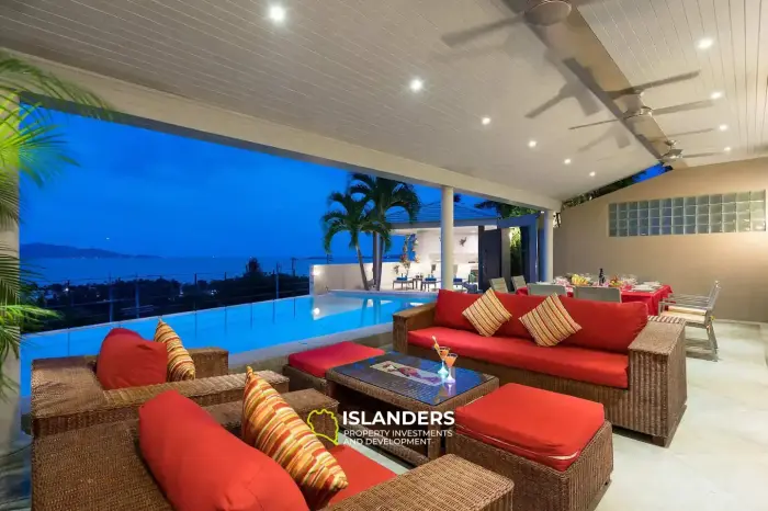 Villa avec piscine de 4 chambres et vue sur la mer
