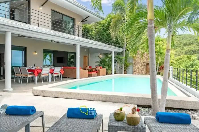 Villa avec piscine de 4 chambres et vue sur la mer