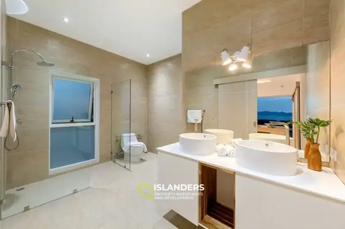 Villa avec piscine de 3 chambres dans un excellent emplacement