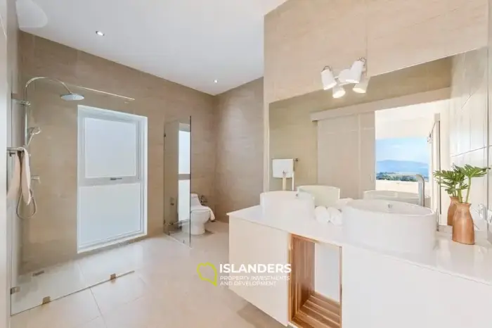 Villa avec piscine de 3 chambres dans un excellent emplacement