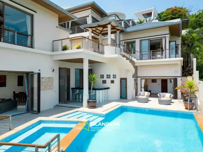Luxury 3 bedroom panoramic pool villa with by the sea