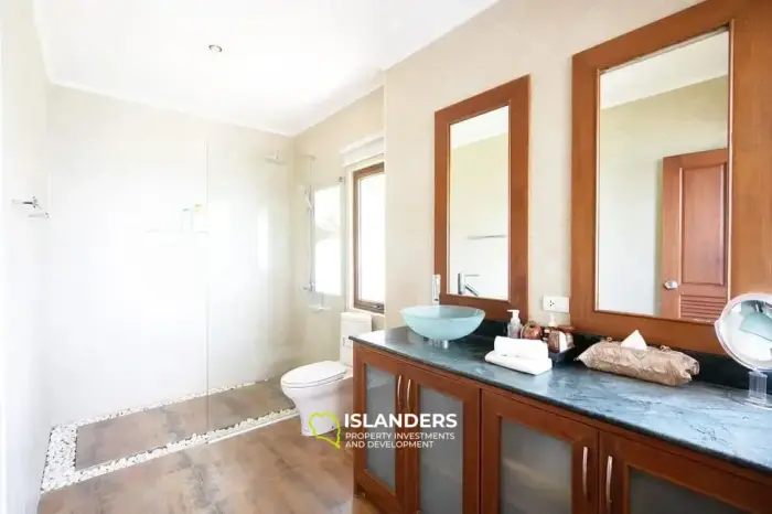 Luxury 3 bedroom panoramic pool villa with by the sea