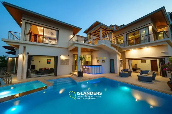 Luxury 3 bedroom panoramic pool villa with by the sea