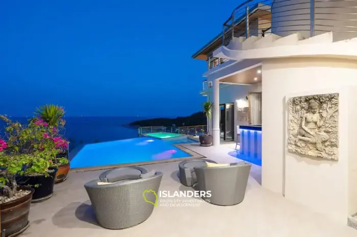 Luxury 3 bedroom panoramic pool villa with by the sea