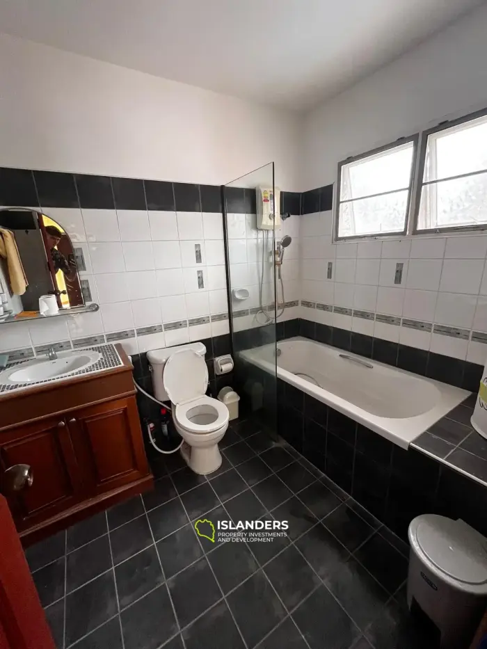 Casa de 3 dormitorios con piscina para renovar en Lamai