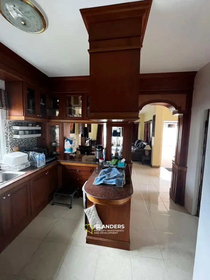 Casa de 3 dormitorios con piscina para renovar en Lamai