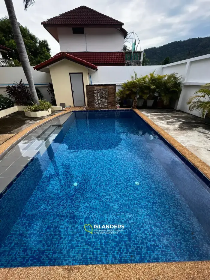 Casa de 3 dormitorios con piscina para renovar en Lamai