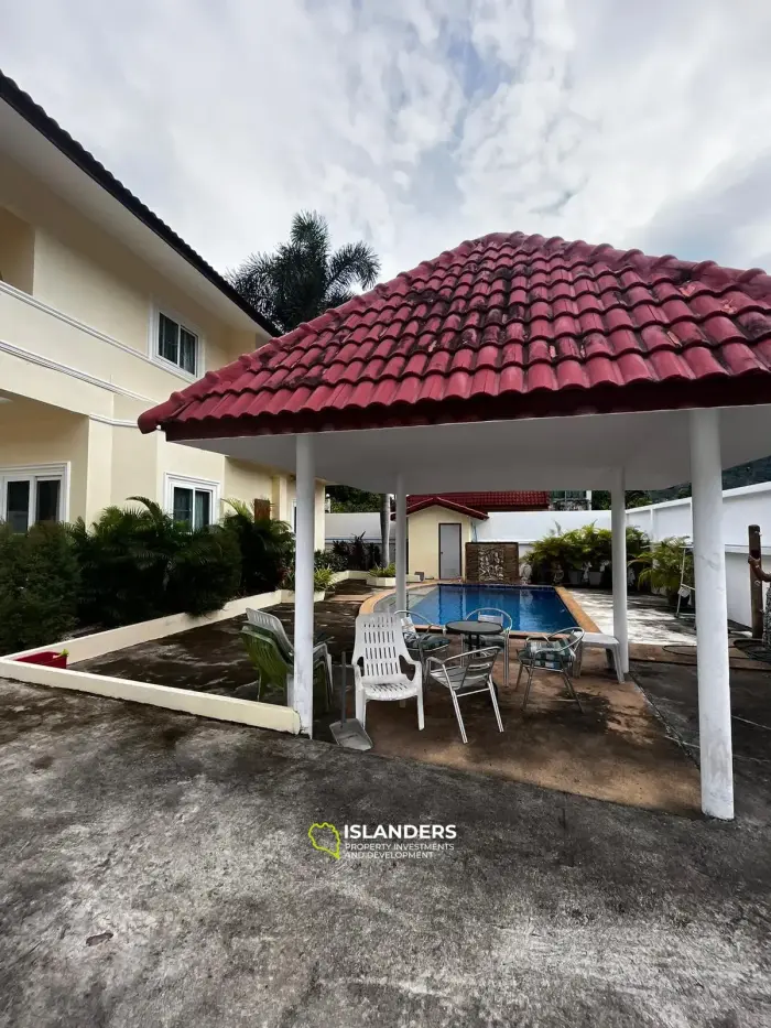 Casa de 3 dormitorios con piscina para renovar en Lamai