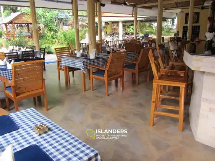 Resort au bord de la mer 4 bungalows + restaurant