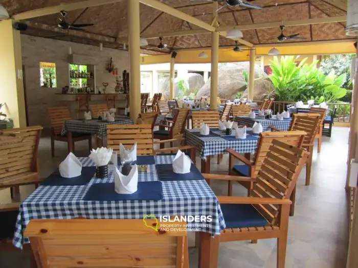 Resort au bord de la mer 4 bungalows + restaurant