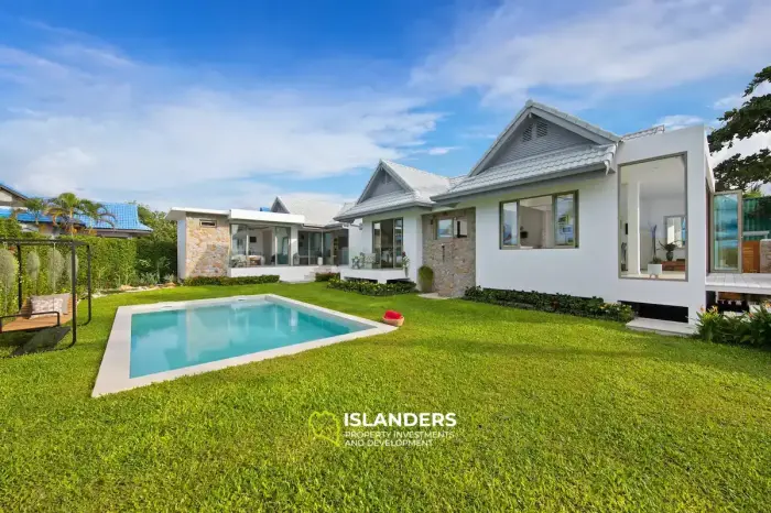 Exquisite 4-bedroom beach villa with sea view and direct access to the beach