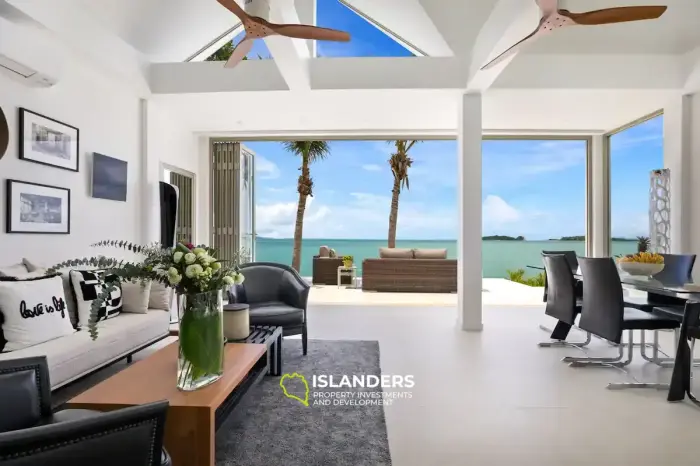 Exquisite 4-bedroom beach villa with sea view and direct access to the beach