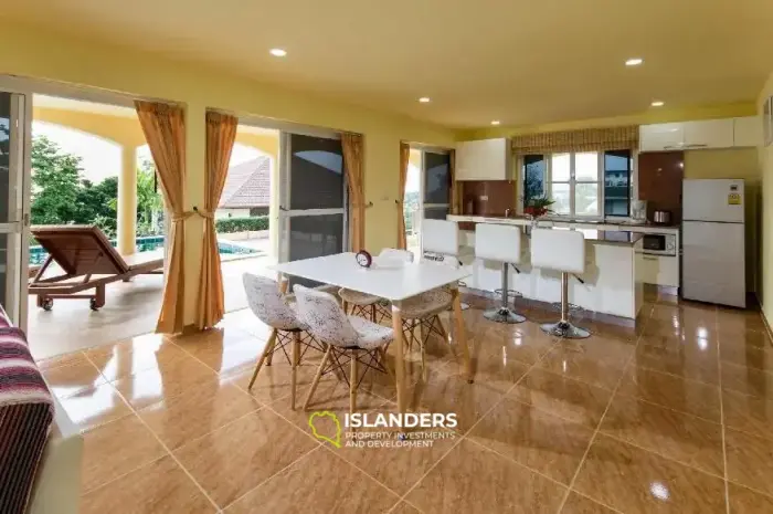 Panoramic villa 4 bedrooms with a large plot and a pool