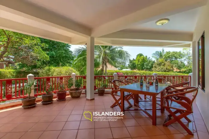Villa mit 2 Schlafzimmern und Meerblick in einer prestigeträchtigen Gegend