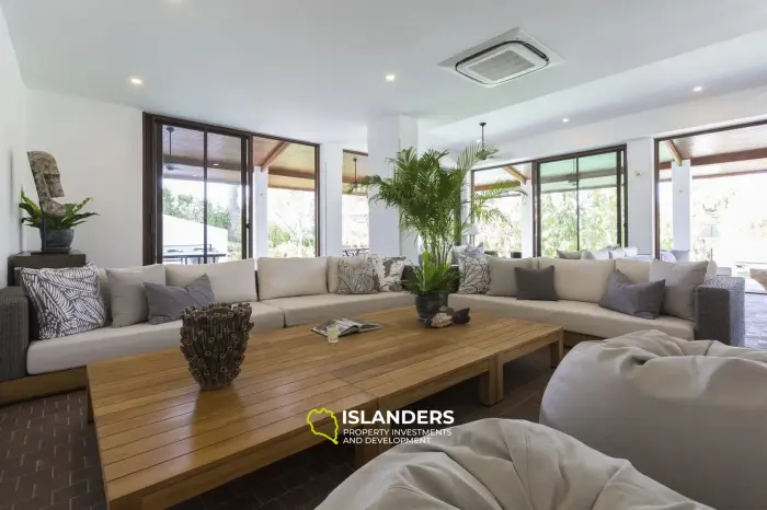 8 bedroom garden villa with pool and premium service