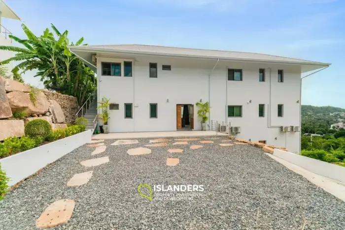 Spacious 7 bedroom Villa with magnificent ocean views