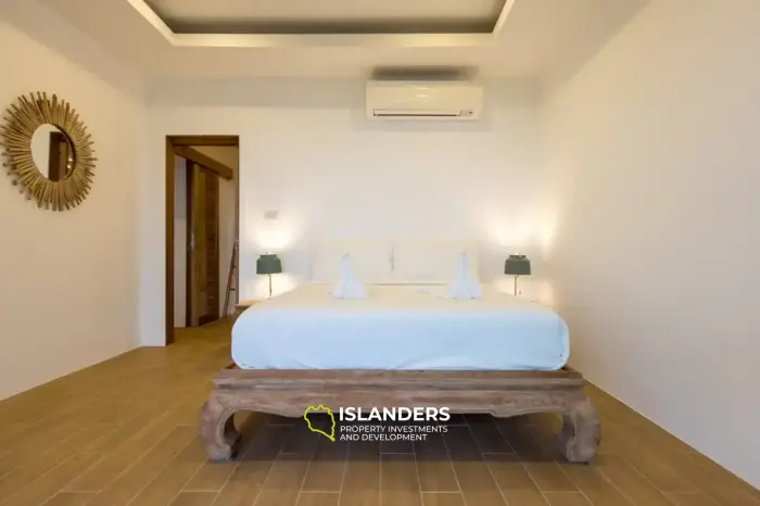 Magnificently appointed 4 bedroom villa with luxurious panoramic view