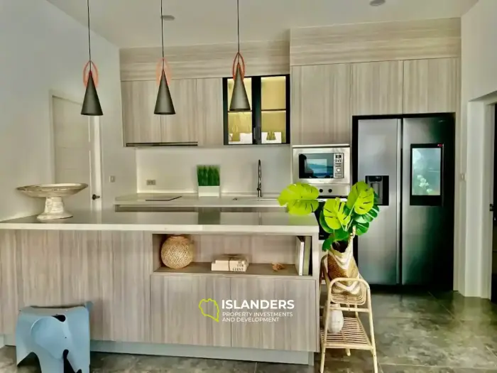Magnificently appointed 4 bedroom villa with luxurious panoramic view
